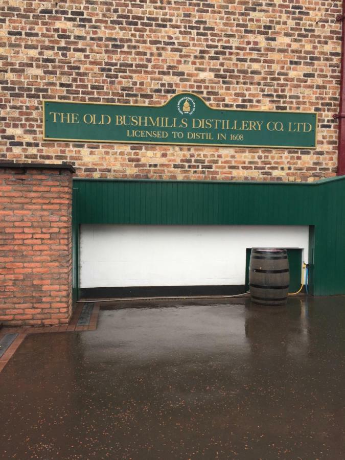 Bush House Accommodation - The Distillery Bushmills Buitenkant foto
